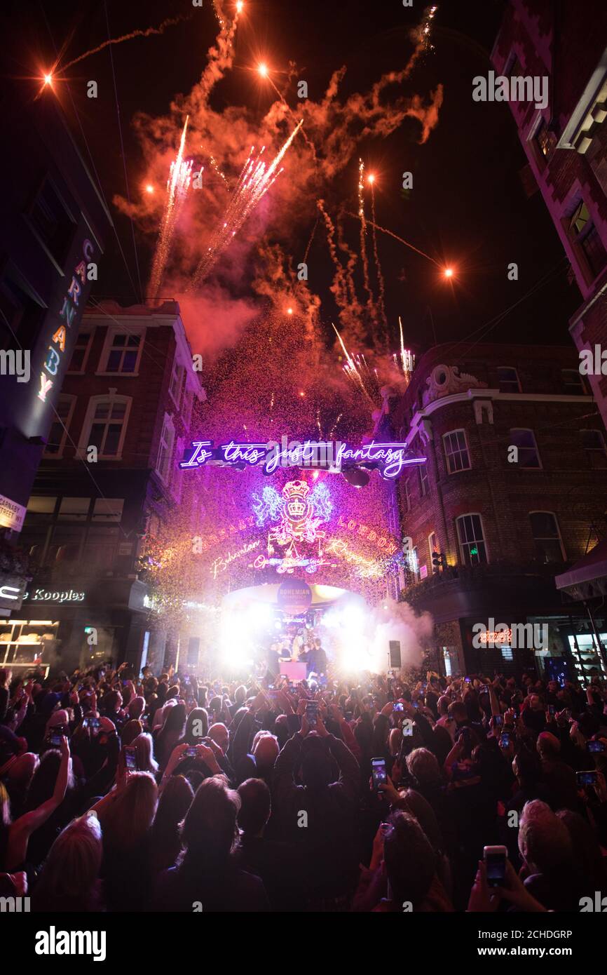 Brian May e Roger Taylor aiutano a lanciare un'installazione leggera che celebra la canzone regina Bohemian Rhapsody a Carnaby Street a Londra. Le luci con i testi di Freddie Mercury illumineranno la strada fino a gennaio, in onore del prossimo film. Foto Stock