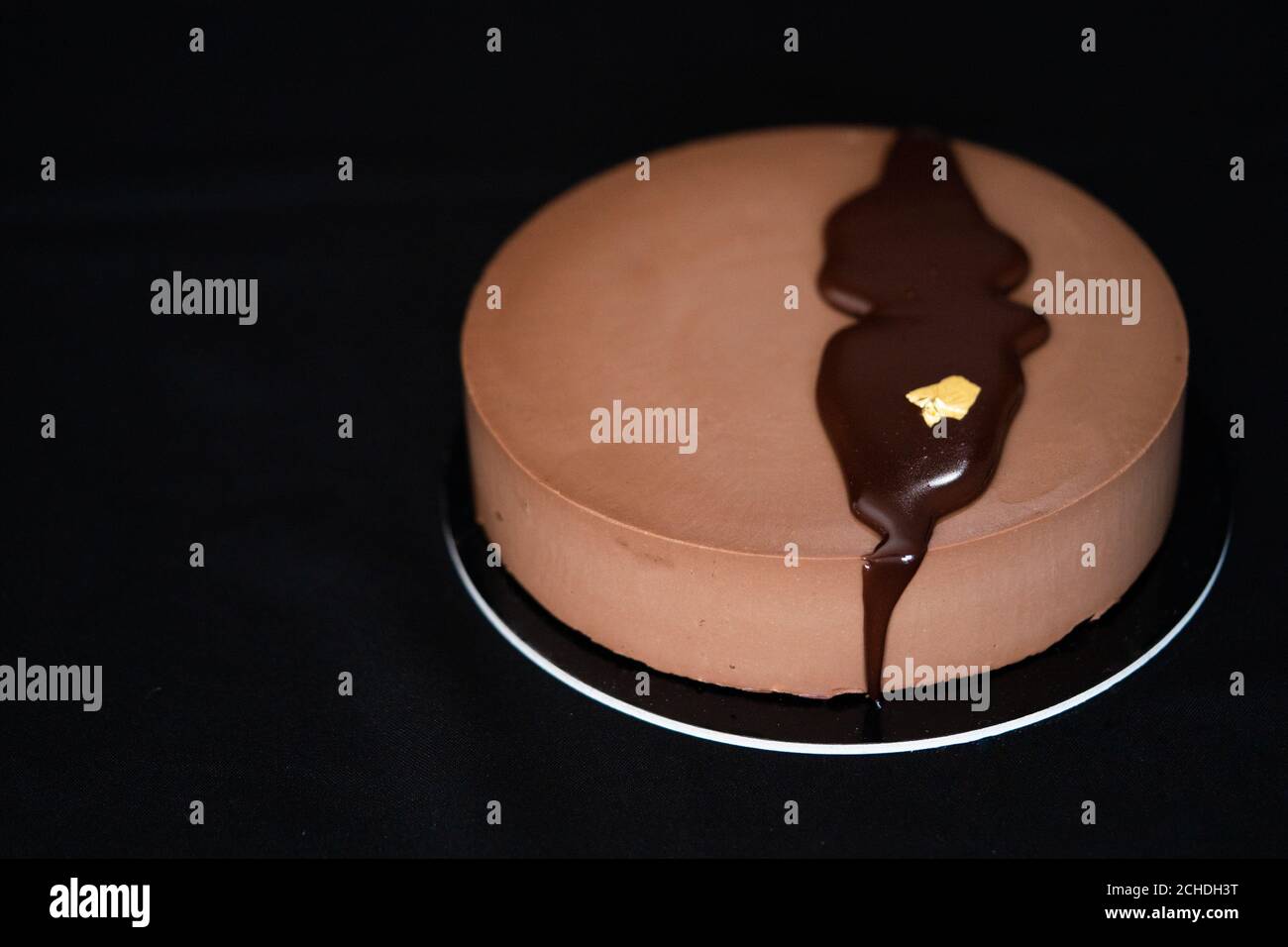 Torta di compleanno lucida al cioccolato isolata su sfondo nero. Spazio di copia. Primo piano. Foto di alta qualità Foto Stock