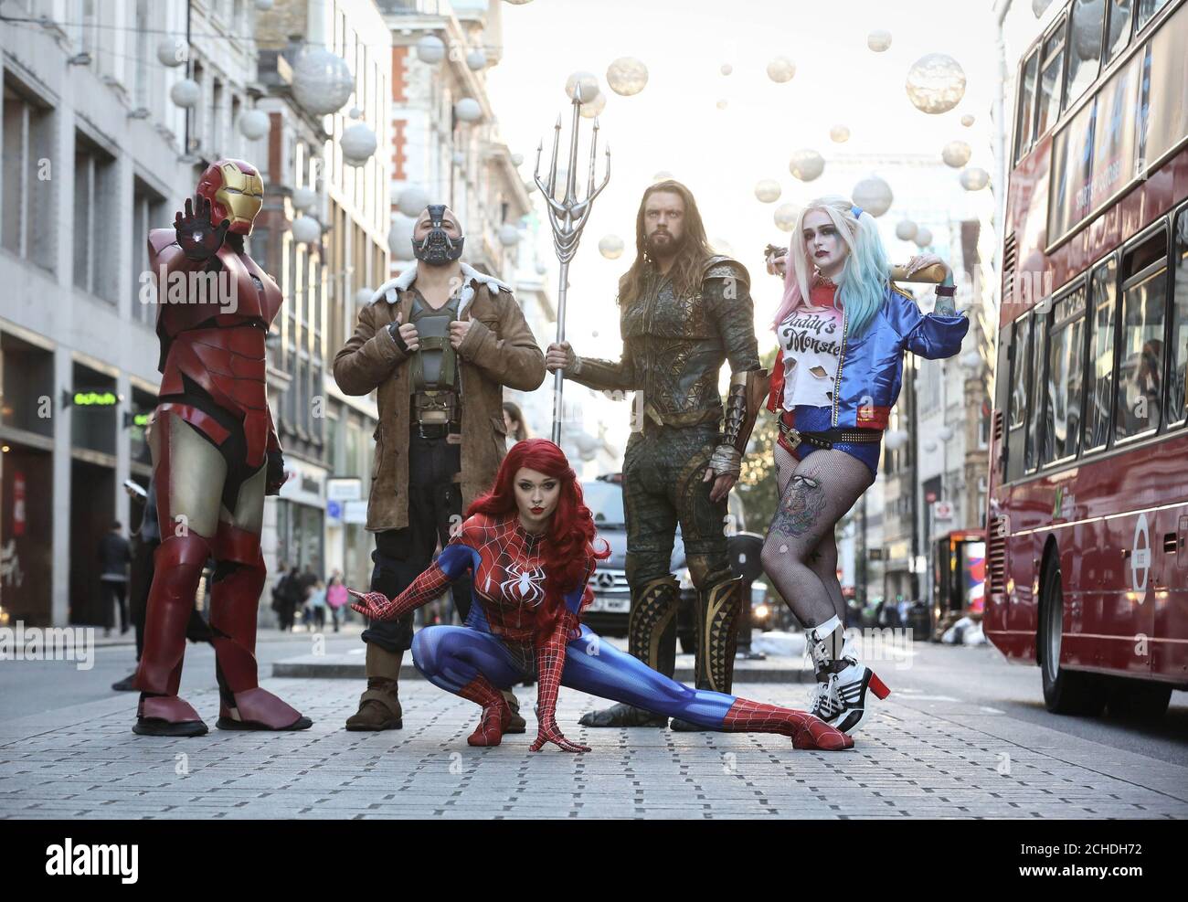 Un gruppo di cosplayers leader della Gran Bretagna vestito come personaggi fumetti Iron Man, Spiderwoman, Aquaman, Bane e Harley Quinn a Oxford Street mercoledì davanti a MCM Comic con, che ritorna all'Excel di Londra da venerdì 26 a domenica 28 ottobre. Foto Stock