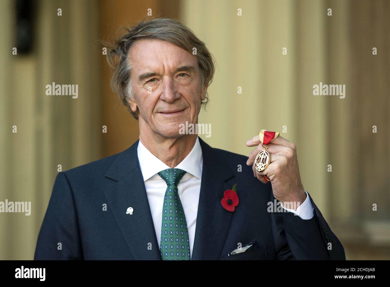 Sir James Ratcliffe, Presidente e Chief Executive Officer di Ineos Chemicals Group, dopo aver ricevuto l'onore di Knighthood per i servizi alle imprese e gli investimenti in una cerimonia di investitura a Buckingham Palace, Londra. Foto Stock