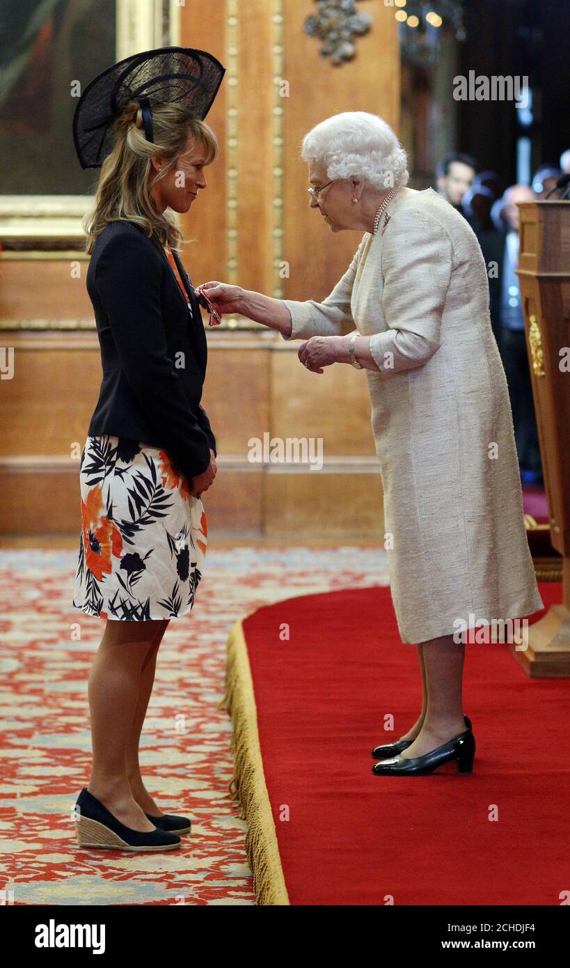 Il Capitano Jennifer Kehoe, ingegneri reali, di Arborfield è fatto un MBE (membro dell'Ordine dell'Impero britannico) dalla Regina Elisabetta II al Castello di Windsor. Foto Stock