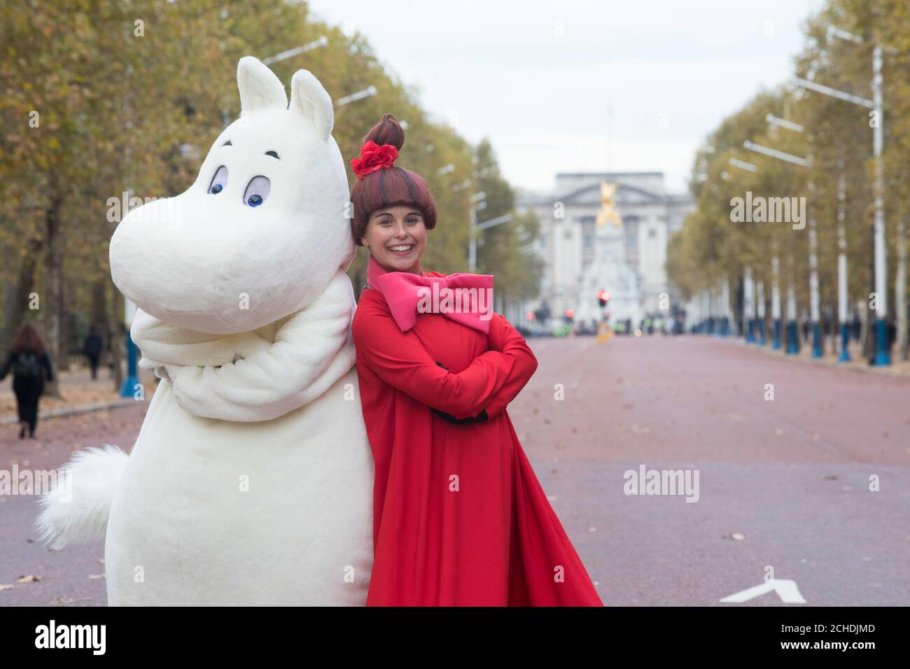 L'USO EDITORIALE È STATO LIMITATO SOLO al 0001 LUNEDÌ 5 NOVEMBRE i personaggi Moomin Moomintroll e Little My esplorano i luoghi di interesse classici durante il loro tour della capitale mentre visitano dalla Finlandia davanti al World Travel Market, all'Excel London fino al 7 novembre. Foto Stock