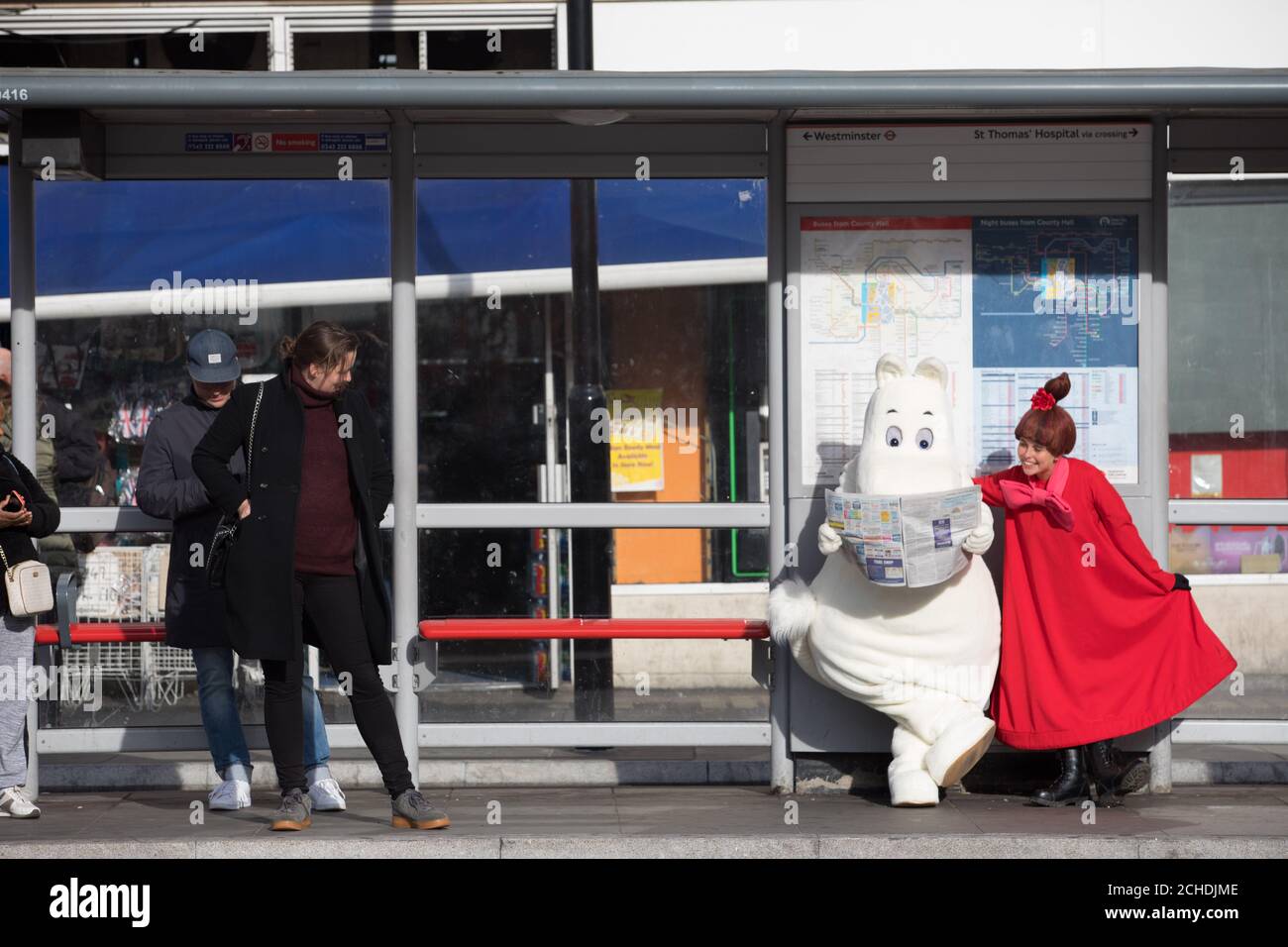 L'USO EDITORIALE È STATO LIMITATO SOLO al 0001 LUNEDÌ 5 NOVEMBRE i personaggi Moomin Moomintroll e Little My esplorano i luoghi di interesse classici durante il loro tour della capitale mentre visitano dalla Finlandia davanti al World Travel Market, all'Excel London fino al 7 novembre. Foto Stock