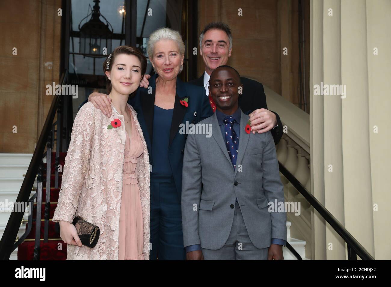 L'attrice Emma Thompson con il marito Greg Wise e i figli Gaia Wise (a sinistra) e Tindy Agaba (a destra) arrivano a Buckingham Palace, Londra, dove riceverà la sua dannazione in occasione di una cerimonia di investitura. Foto Stock