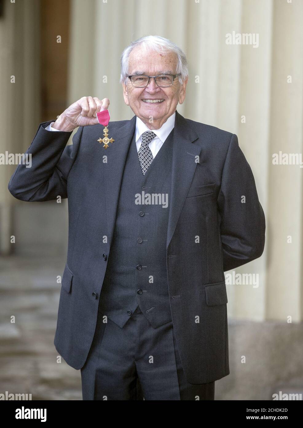 Brian Cosgrove lascia Buckingham Palace, Londra, dopo aver ricevuto il suo OBE (ufficiale dell'Ordine dell'Impero britannico) in una cerimonia di investitura. Foto Stock