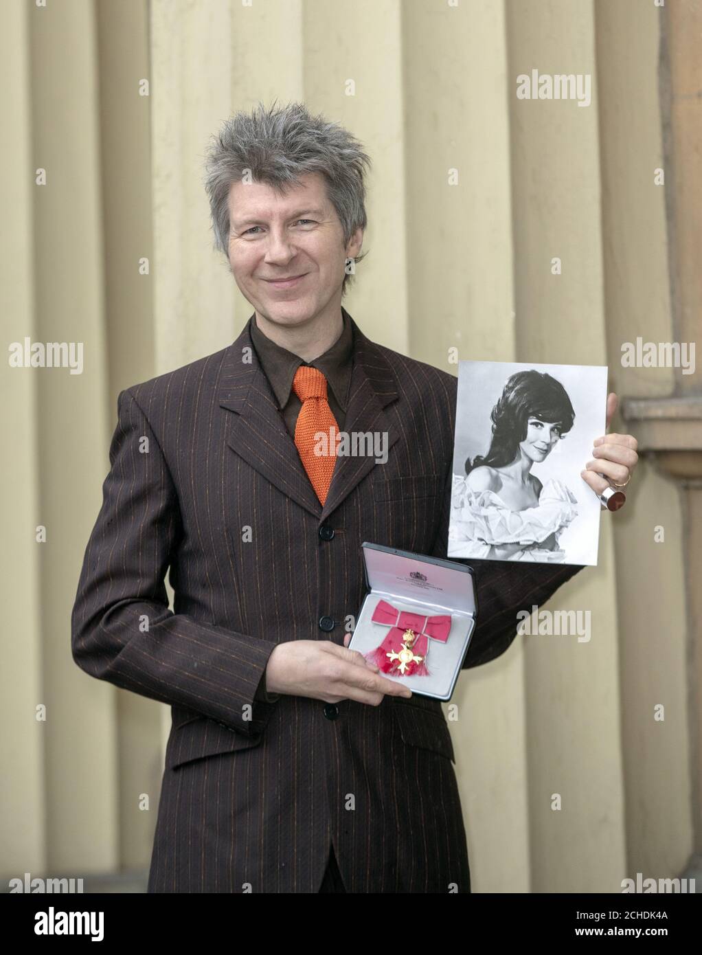 Simon McKay lascia Buckingham Palace, Londra, dopo aver ricevuto un'Insignia per la tarda Fenella Fielding durante una cerimonia di investitura. Foto Stock