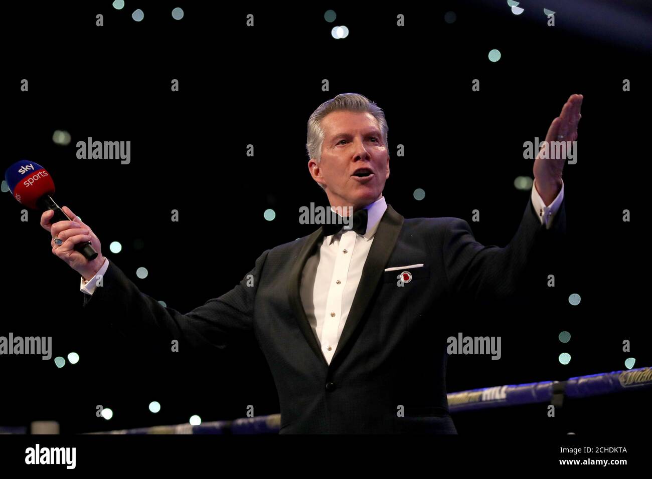 L'annunciatore dell'anello Michael buffer prima dell'evento principale alla Manchester Arena. Foto Stock