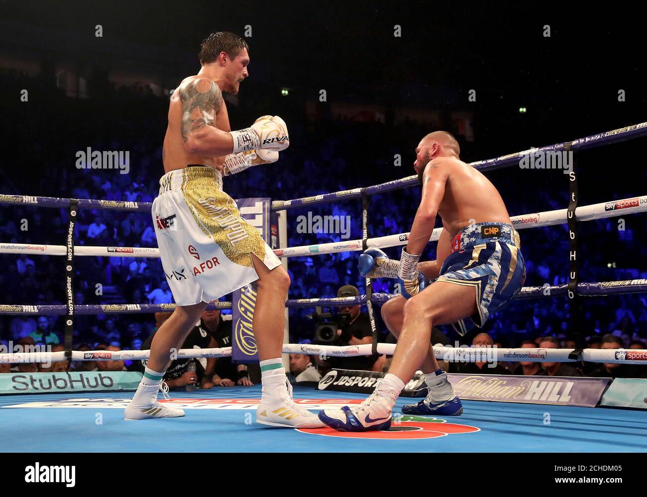 Tony Bellew (a destra) è abbattuto nell'ottavo round da Oleksandr Usyk durante il loro WBC, WBA, IBF, WBO & Ring Magazine Cruiserweight World Championship bout a Manchester Arena. Foto Stock