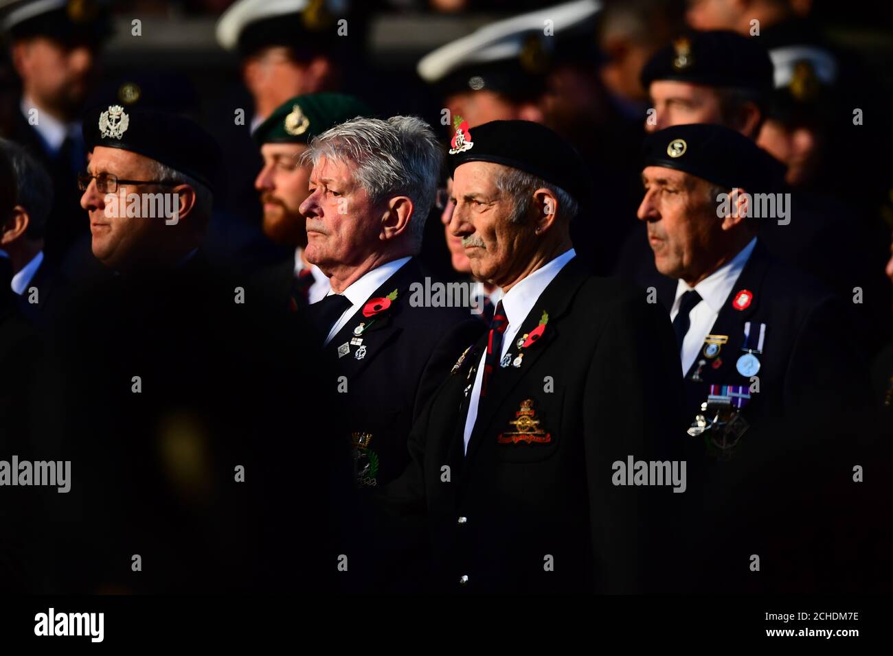 Veterani del marzo passato il Cenotafio durante il servizio in ricordo di Whitehall, Londra centrale, sul centesimo anniversario della firma dell'armistizio che ha segnato la fine della Prima Guerra Mondiale. Foto Stock