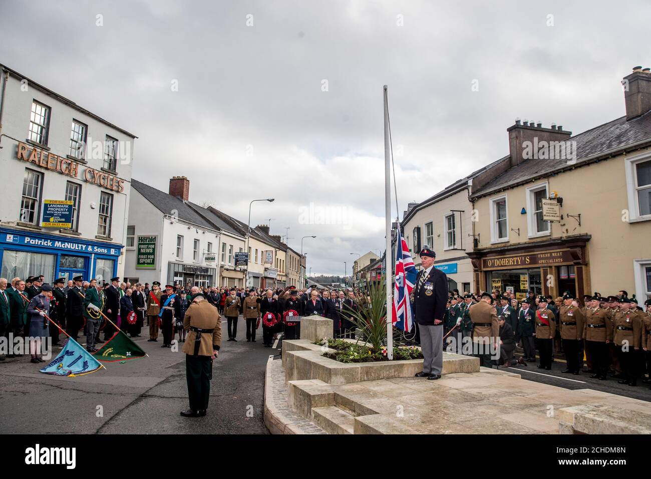 La bandiera dell'Unione a metà albero durante la domenica della memoria all'Enniskillen Cenotaph durante la domenica della memoria a Enniskillen nella contea di Fermanagh, Irlanda del Nord, nel centesimo anniversario della firma dell'armistizio che ha segnato la fine della prima guerra mondiale. Foto Stock