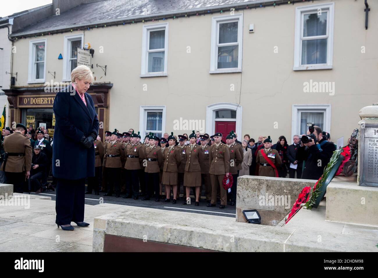 Heather Humphreys Ministro irlandese per le imprese, le imprese e l'innovazione depone una corona al Cenotafio Enniskillen durante la domenica della memoria a Enniskillen, nella contea di Fermanagh, Irlanda del Nord, nel centesimo anniversario della firma dell'armistizio che ha segnato la fine della prima guerra mondiale. Foto Stock