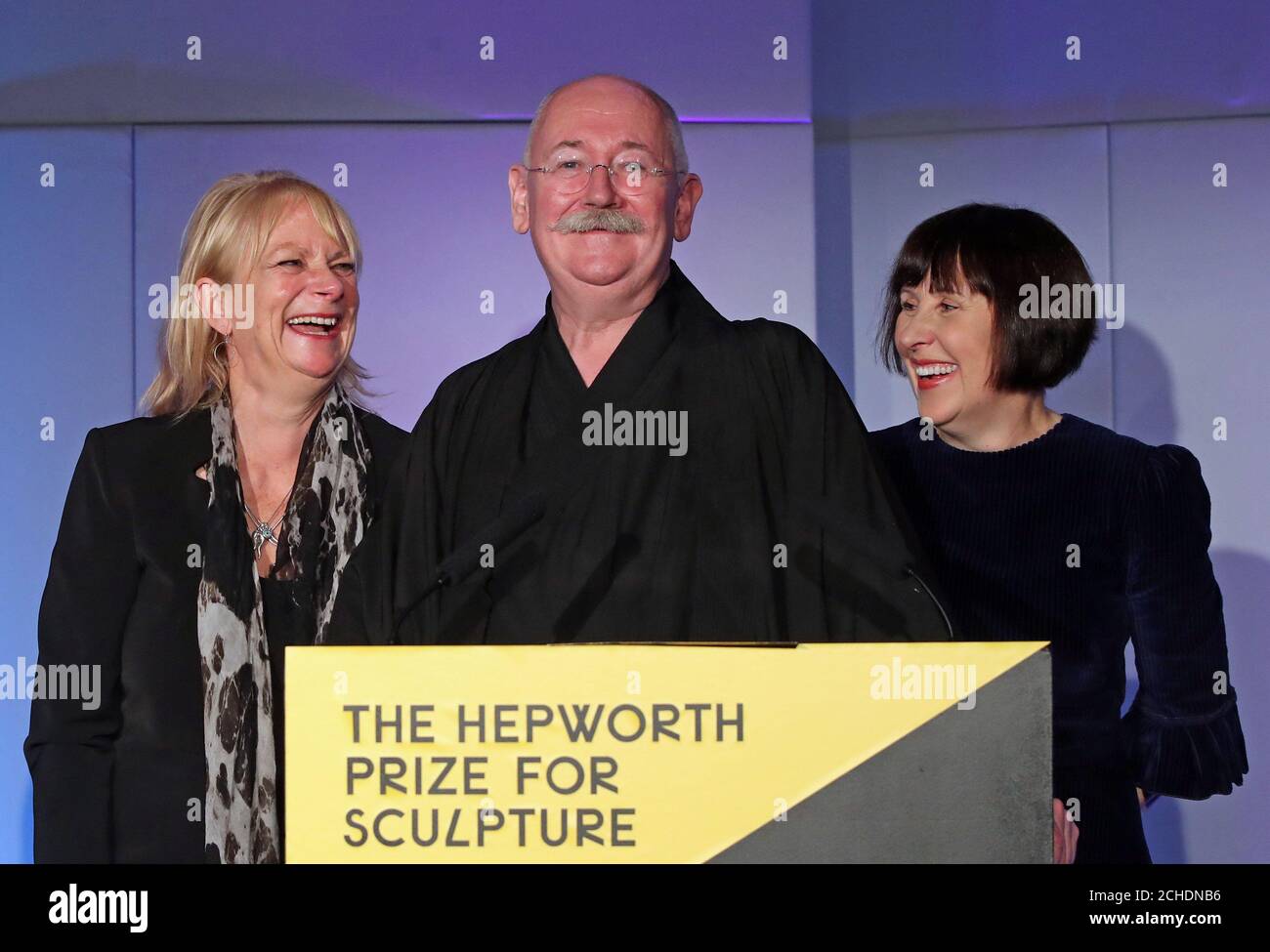 SOLO PER USO EDITORIALE l'artista Conceptuale Cerith Wyn Evans (centro) riceve il Premio Hepworth per la scultura, accompagnato sul palco da Louisa Buck (a sinistra) e Alice Rawsthorn durante una cerimonia alla galleria Hepworth Wakefield in West Yorkshire. Foto Stock