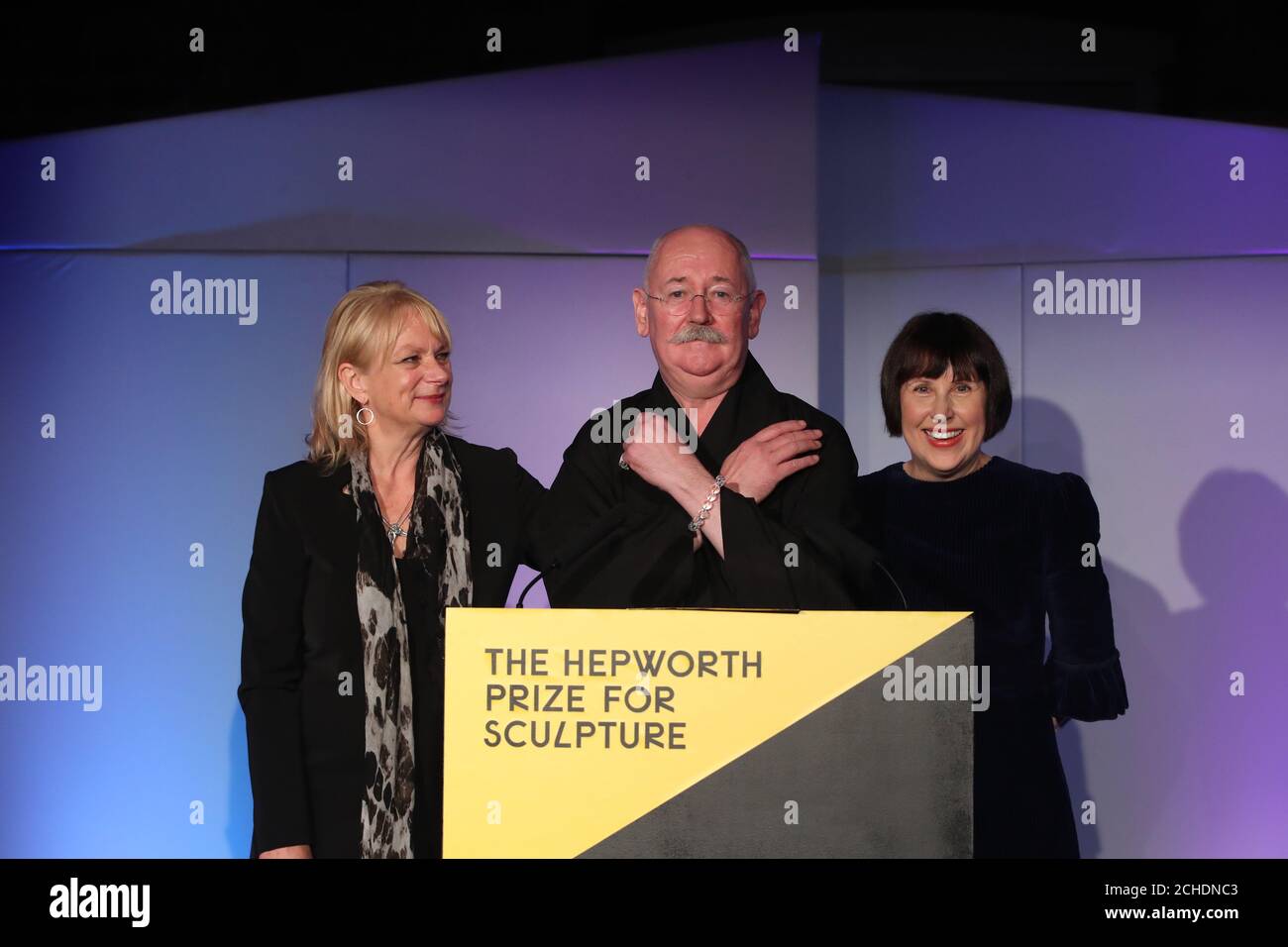 SOLO PER USO EDITORIALE l'artista Conceptuale Cerith Wyn Evans (centro) riceve il Premio Hepworth per la scultura, accompagnato sul palco da Louisa Buck (a sinistra) e Alice Rawsthorn durante una cerimonia alla galleria Hepworth Wakefield in West Yorkshire. Foto Stock