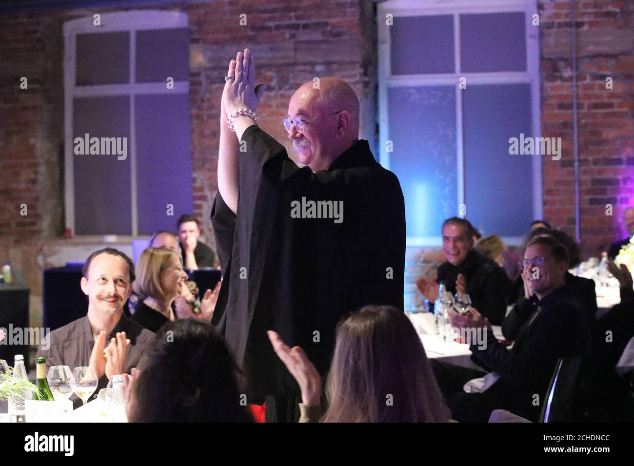 USO EDITORIALE SOLO l'artista Conceptuale Cerith Wyn Evans reagisce quando riceve il premio Hepworth per la scultura durante una cerimonia alla galleria Hepworth Wakefield in West Yorkshire. Foto Stock