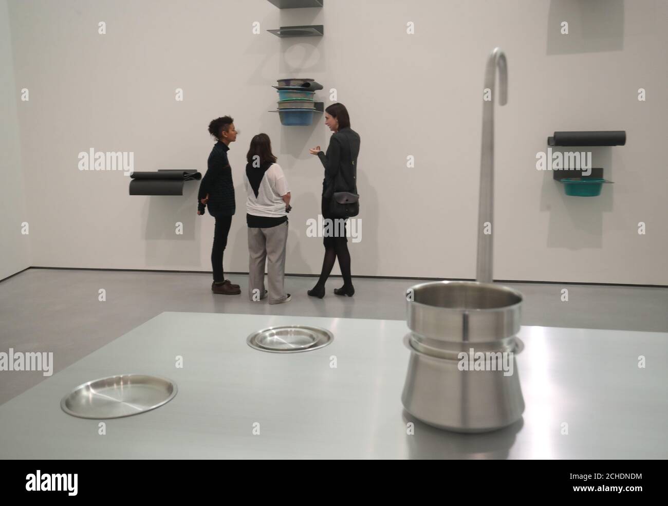 USO EDITORIALE SOLO i visitatori guardano al lavoro dei candidati in vista della cerimonia di premiazione del premio Hepworth per la scultura nella galleria Hepworth Wakefield nello Yorkshire occidentale. Foto Stock