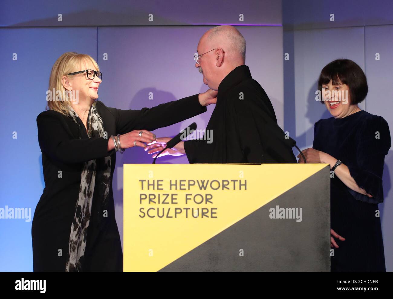 SOLO PER USO EDITORIALE l'artista Conceptuale Cerith Wyn Evans (centro) riceve il Premio Hepworth per la scultura, accompagnato sul palco da Louisa Buck (a sinistra) e Alice Rawsthorn durante una cerimonia alla galleria Hepworth Wakefield in West Yorkshire. Foto Stock