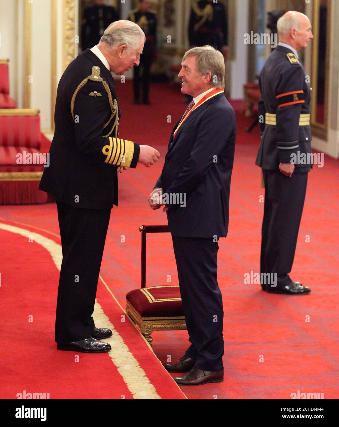 Leggenda di Liverpool Sir Kenny Dalglish è nominato cavaliere dal Principe di Galles a Buckingham Palace. Foto Stock