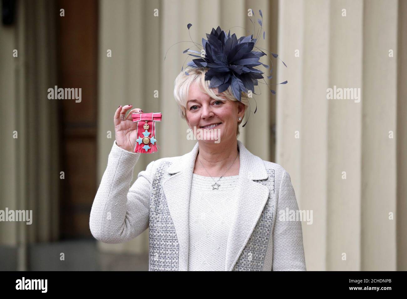 L'imprenditore Jo Malone dopo essere stato fatto un CBE ad una cerimonia di investitura a Buckingham Palace, Londra. Foto Stock