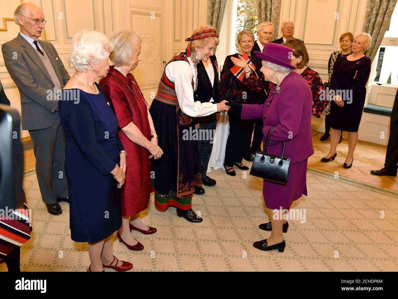 La regina Elisabetta II incontra gli ospiti al centenario della Anglo-Norse Society presso il Naval and Military Club nel centro di Londra. Foto Stock