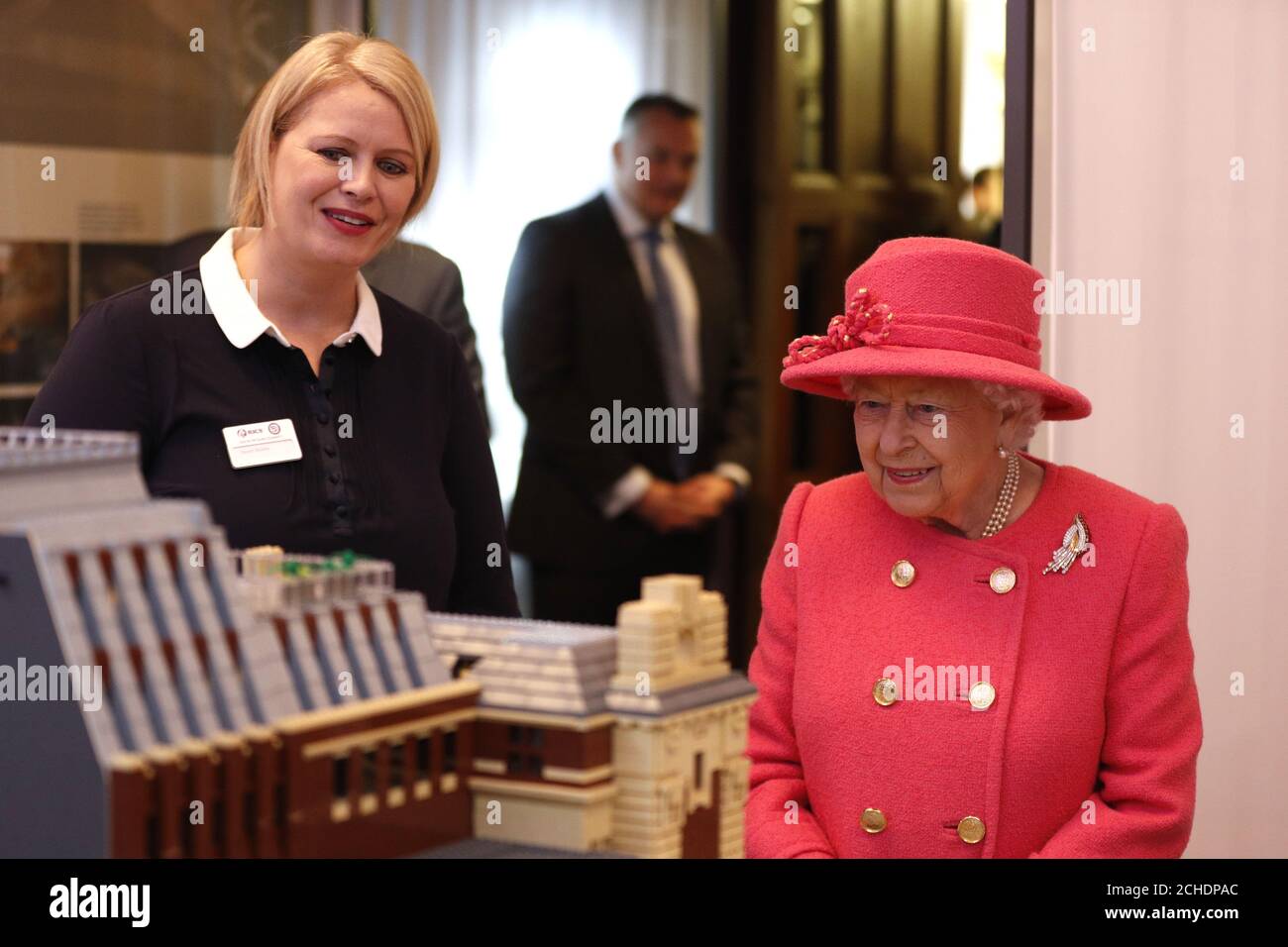 La regina Elisabetta II vede un modello dell'edificio durante una visita alla Royal Institution of Chartered Surveyors (RICS) di Londra, per celebrare il suo 150 ° anniversario. Foto Stock