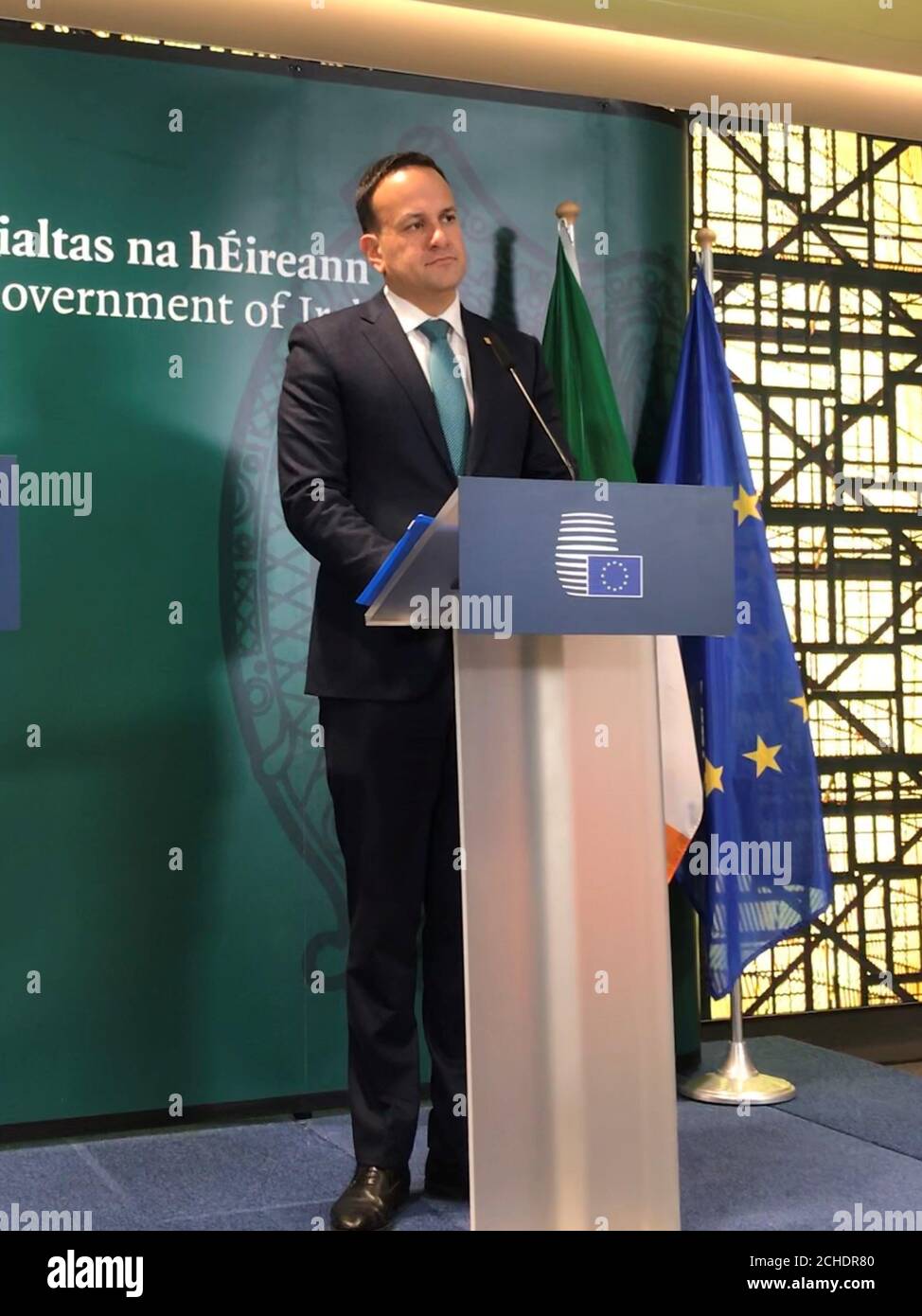 Taoiseach Leo Varadkar a discutere sui risultati del Consiglio europeo nella riunione di Bruxelles. I leader dell'UE da 27 Stati membri hanno approvato il progetto di accordo di ritiro e una dichiarazione politica sulle future relazioni tra l'UE e il Regno Unito. Foto Stock