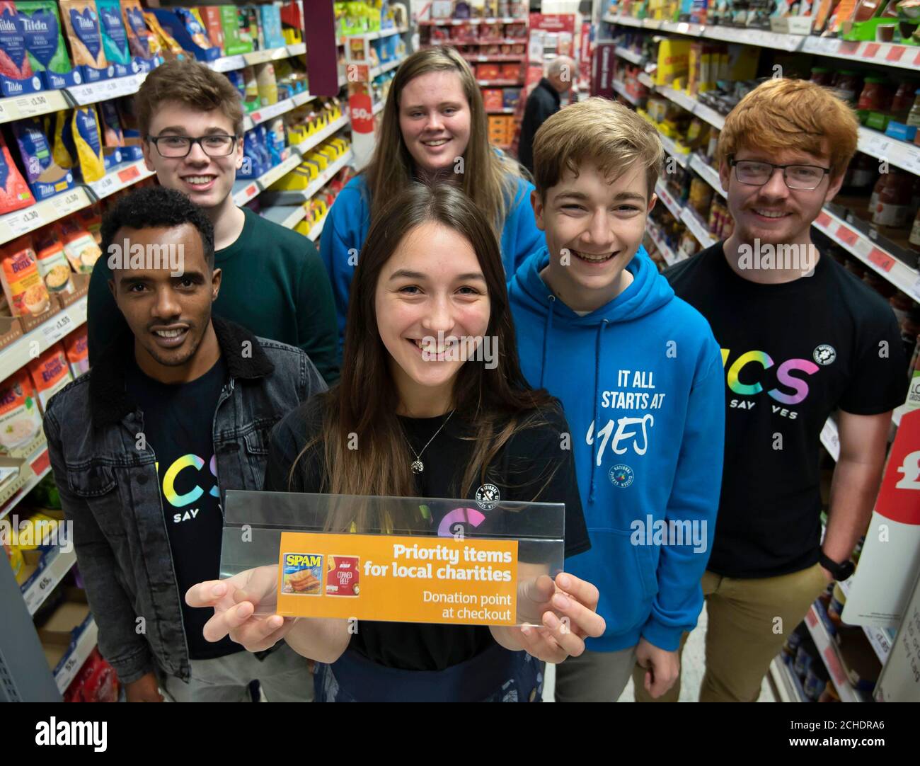 SOLO PER USO EDITORIALE (da sinistra a destra) Abdelkader Jemal Awol, Matthew Turner, Amber Broad, Isabel Clarkson, Callum Pardoe e Rhys Johnson con la loro etichetta "Priority Item" al Sainsbury's di Exeter, Che hanno creato per evidenziare ai clienti i prodotti più necessari per la confezione di donazioni benefiche in-store, dopo aver elaborato l'idea come parte della fase di azione sociale NCS (National Citizen Service). Foto Stock