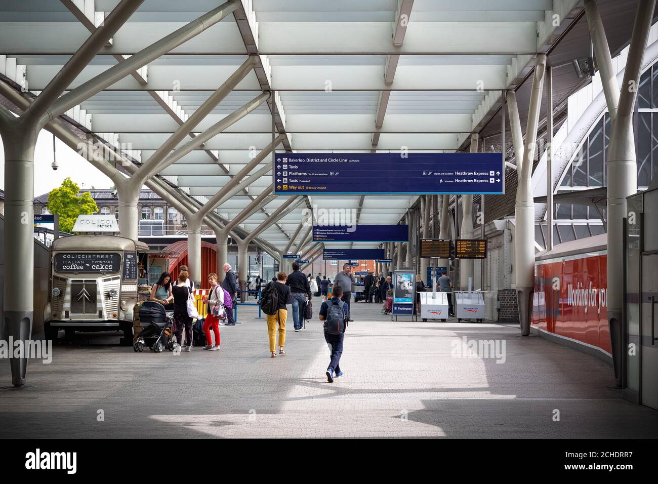 Londra, Regno Unito - 17 aprile 2019 - uno degli ingressi alla stazione ferroviaria di Paddington Foto Stock