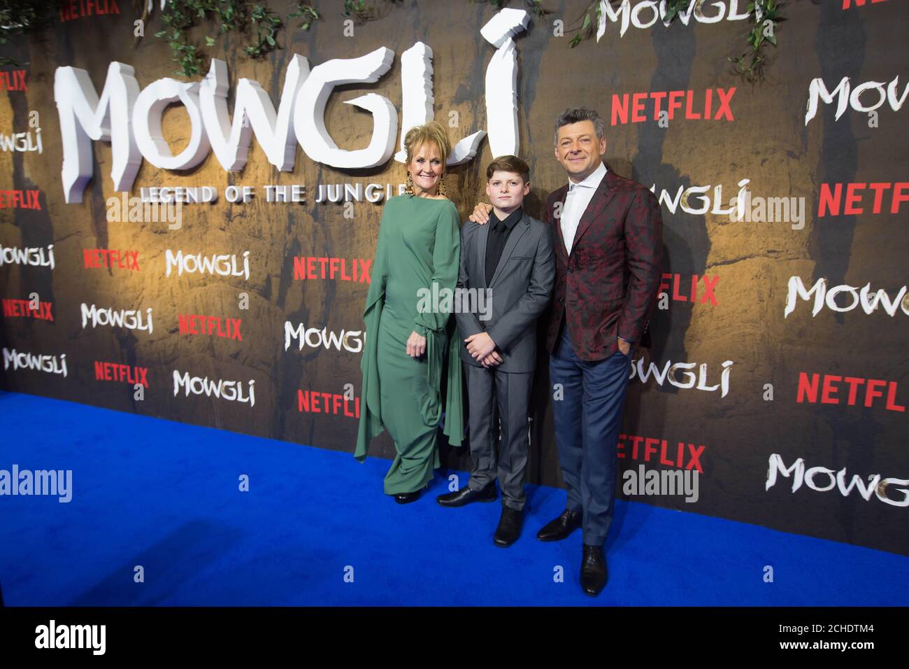 Sinistra-destra Lorraine Ashbourne, Louis Ashbourne Serkis e Andy Serkis arrivano alla prima di Mowgli: Leggenda della giungla a Curzon Mayfair Foto Stock