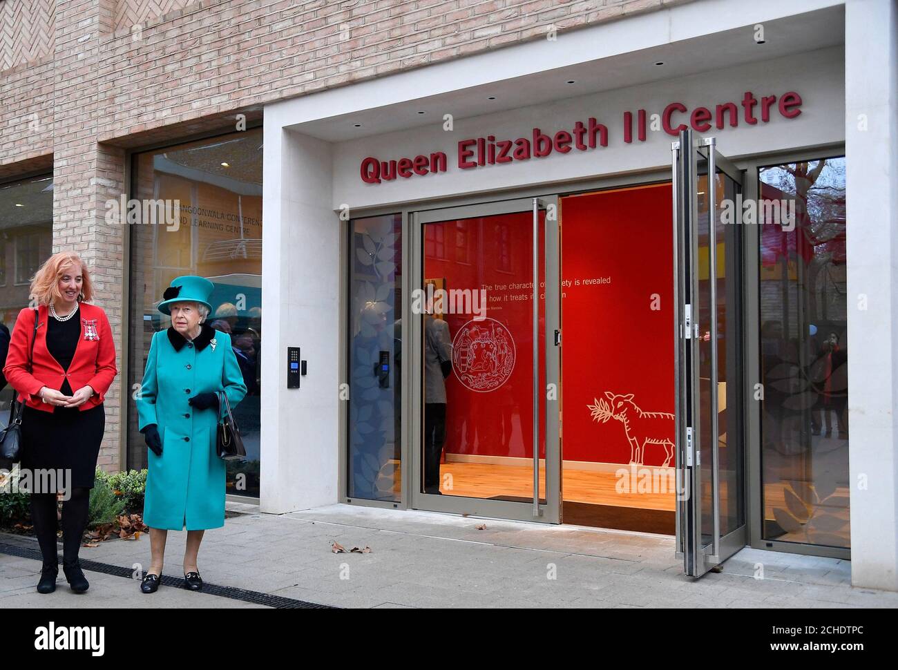 Regina Elisabetta II durante una visita a Coram, la più antica associazione benefica per bambini del Regno Unito, per aprire il Queen Elizabeth II Center alla sua base nel centro di Londra. Foto Stock