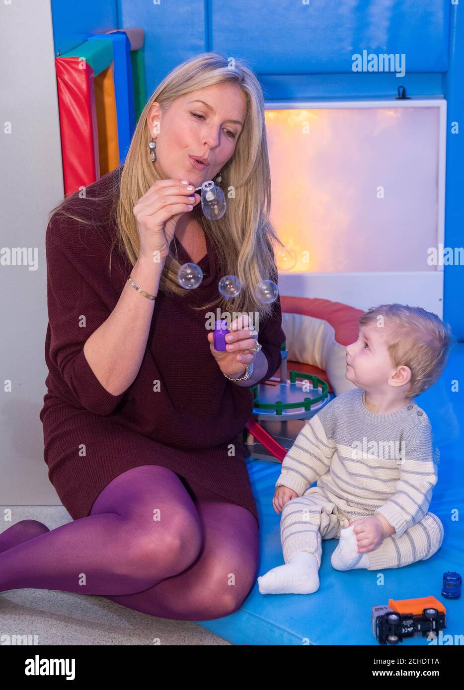 USO EDITORIALE SOLO il sostenitore della British Heart Foundation Penny Lancaster incontra il 17 mese di Arthur Harding presso il Royal Brompton Hospital per segnare l'appello di Natale del BHF, che mira a raccogliere oltre mezzo milione di sterline per la ricerca salvavita su tutte le malattie cardiache e circolatorie, compresa la malattia cardiaca congenita. Foto Stock