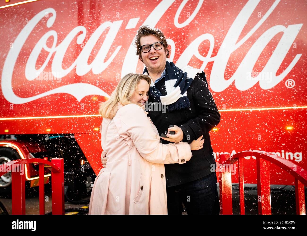 Drew Wilton propone alla sua ragazza Kathy Gosling alla sosta del tour natalizio in camion Coca-Cola presso l'arena O2. Londra. Foto Stock