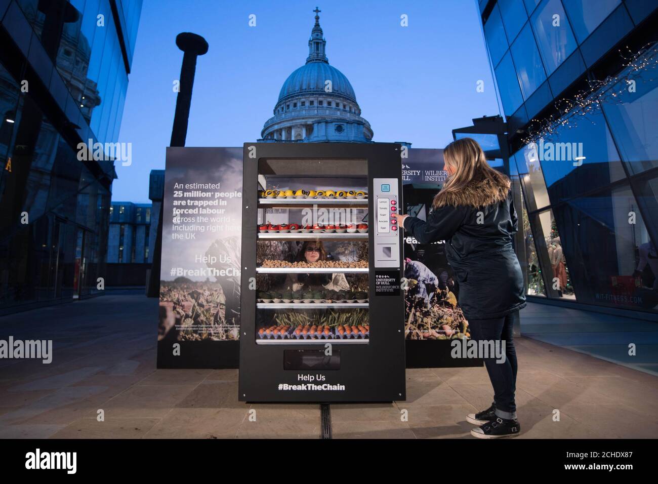 Courtney Derrico uno studente dell'Università di Hull intrappolato all'interno di un distributore automatico di esseri umani per illustrare le pratiche di schiavitù moderne nascoste all'interno del nostro cibo, il giorno dei diritti umani a Londra. Foto Stock