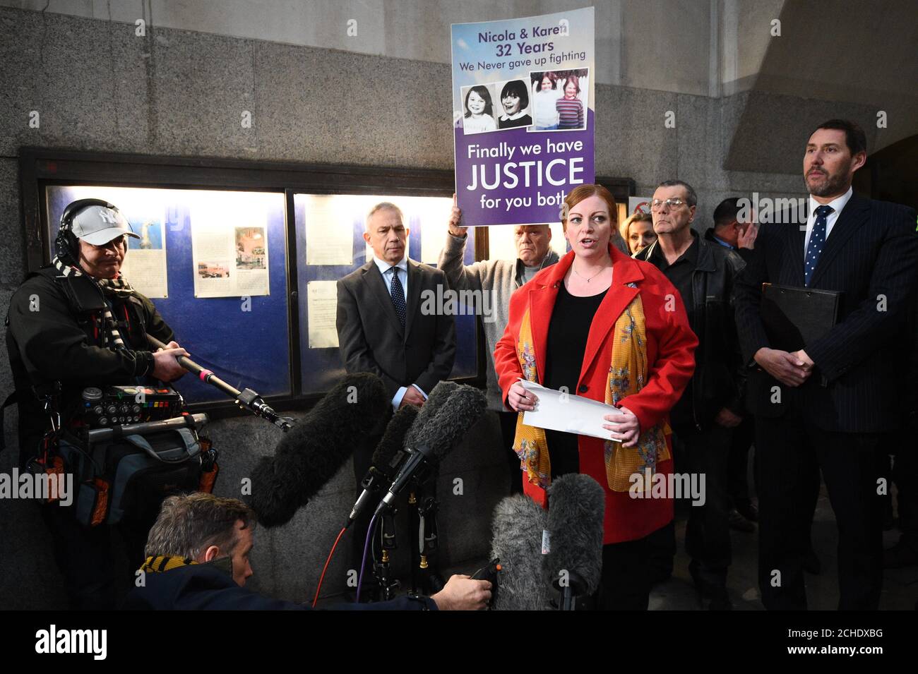 Lorna Heffron, portavoce della famiglia, parla fuori dall'Old Bailey di Londra dopo che il pedofilo Russell Bishop è stato trovato colpevole dei Babes negli omicidi di Woods, ponendo fine alla lotta di 32 anni di due famiglie per la giustizia. Foto Stock
