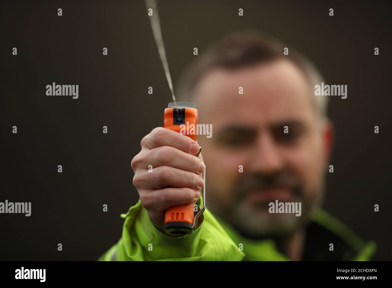 Un membro della polizia dello Yorkshire del Nord dimostra lo spray per tagging SelectaDNA che è destinato ad essere distribuito attraverso lo Yorkshire del Nord a seguito della sua riuscita introduzione da parte di altre 14 forze nel Regno Unito. Foto Stock