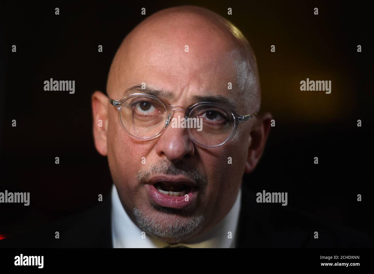 MP conservatore Nadim Zahawi parla di media in Westminster, Londra, come Tory MPs tenere un voto di fiducia nei confronti del Primo Ministro Theresa Maggio. Foto Stock