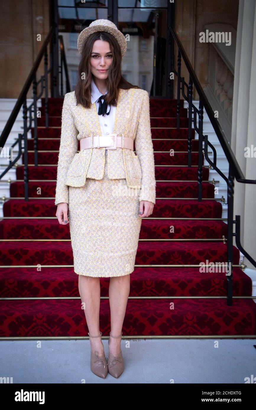 Keira Knightley arriva a Buckingham Palace, Londra per ricevere un OBE per i suoi servizi di dramma e carità in una cerimonia di investitura. Foto Stock