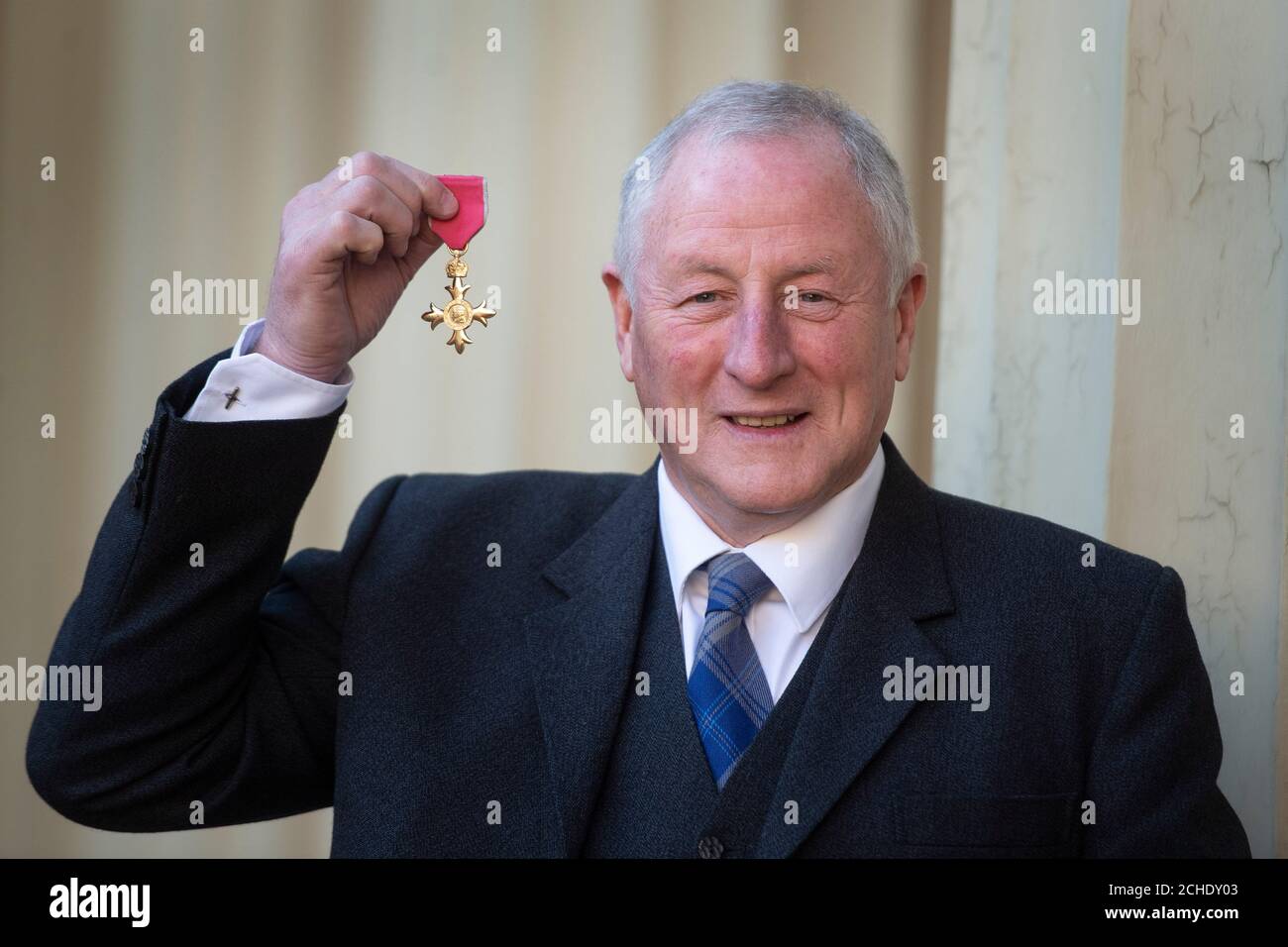Robert Edwards con il suo OBE (ufficiale dell'Ordine dell'Impero britannico), che è stato presentato in una cerimonia di investitura a Buckingham Palace, Londra. Foto Stock