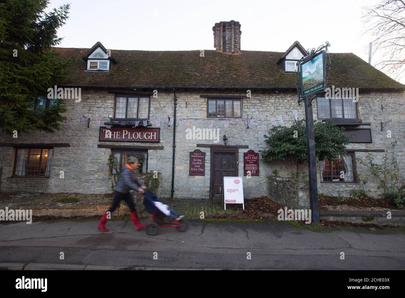 USO EDITORIALE SOLO UNA visione generale del Plough Inn nel villaggio di Marsh Gibbon, Aylesbury vale, Buckinghamshire. Il pub contiene una filiale dell'Ufficio postale, aperta da mezzogiorno alle 23.00 tra il martedì e la domenica, che lo rende la sosta perfetta per coloro che desiderano inviare carte e regali e godersi un po' di spirito natalizio allo stesso tempo. Foto Stock