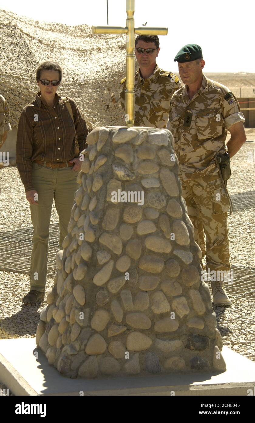 HRH Princess Royal e suo marito ammiraglio posteriore Timothy Laurence (centro) prendetevi un momento di fronte al memoriale per il personale britannico perso durante l'operazione Herick, scortato dal colonnello Lt Nick Benthen-Green comandante ufficiale di Camp Bastion (base britannica nel sud dell'Afghanistan) durante la sua visita in Afghanistan. Foto Stock