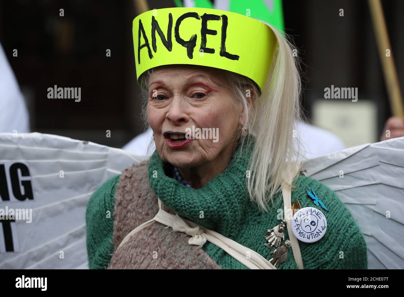 Vestito come un angelo, Dame Vivienne Westwood prende parte a una protesta contro il governo fracking politica al di fuori del Royal Courts of Justice nel centro di Londra. Foto Stock