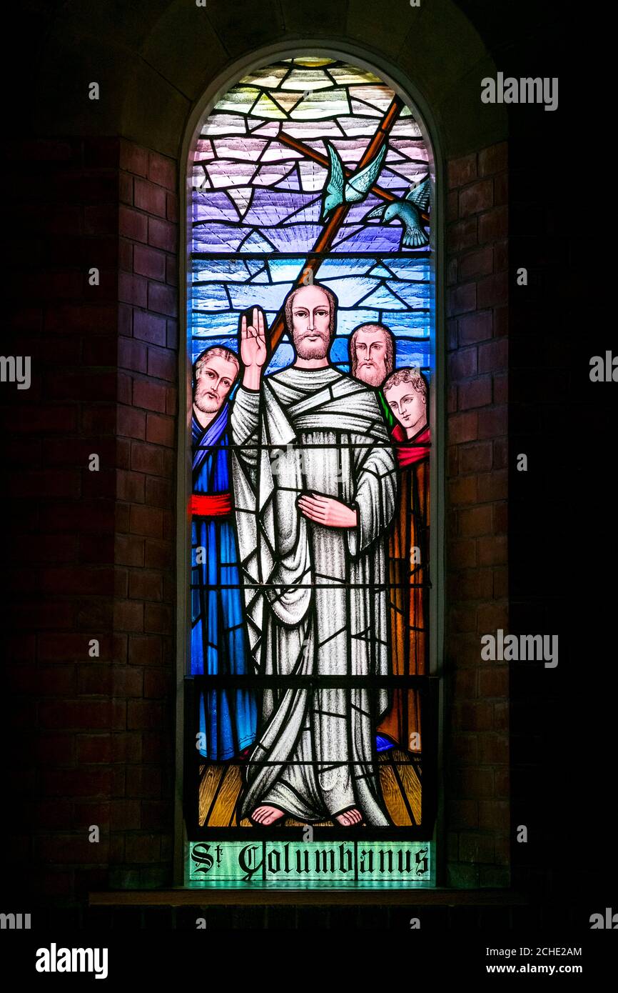 Foto non pubblicata del 18/12/18 di una vetrata dedicata a San Colombano all'interno della chiesa parrocchiale di San Colombano Ballyholme a Bangor, Irlanda del Nord. Foto Stock