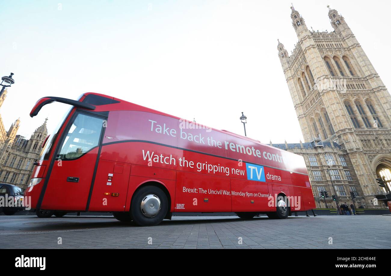 Un autobus nello stile di quello usato dai sostenitori del voto lascia gli attivisti durante il referendum del 2016 appare a Westminster per promuovere la Brexit: The Uncivil War, un programma televisivo con Benedetto Cumberbatch, che si ferma sul canale 4 lunedì. Foto Stock