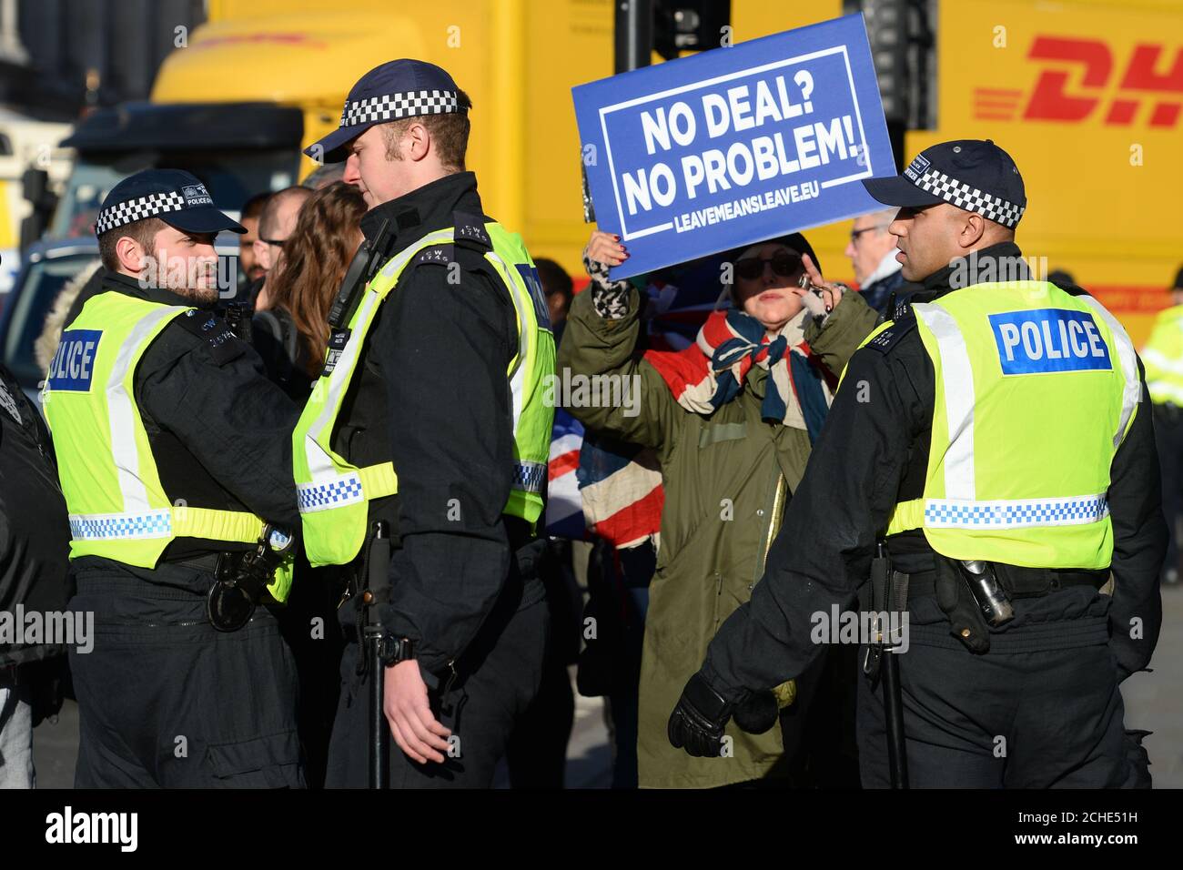 La polizia si trova nei pressi di sostenitori della Pro Brexit al di fuori del Parlamento di Londra, mentre la polizia vicino al Parlamento è stata "informata di intervenire in modo appropriato" se la legge viene violata dopo che l'onorevole Soubry li ha accusati di ignorare gli abusi commessi contro politici e giornalisti. Foto Stock
