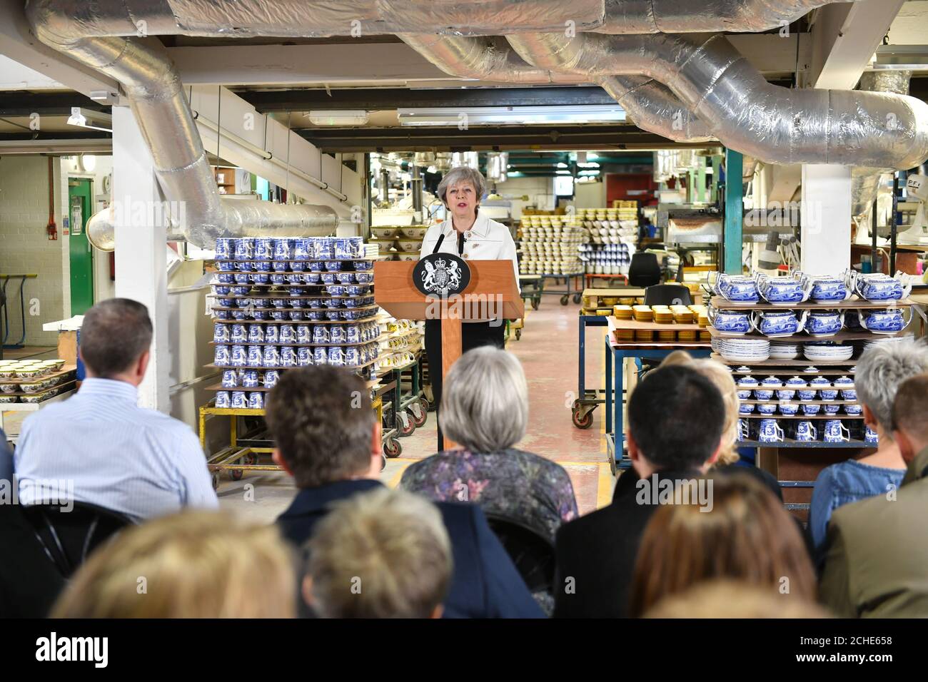 Il primo Ministro Theresa May ha parlato durante una visita alla fabbrica di ceramiche di Portmeirion a Stoke-on-Trent. Foto Stock