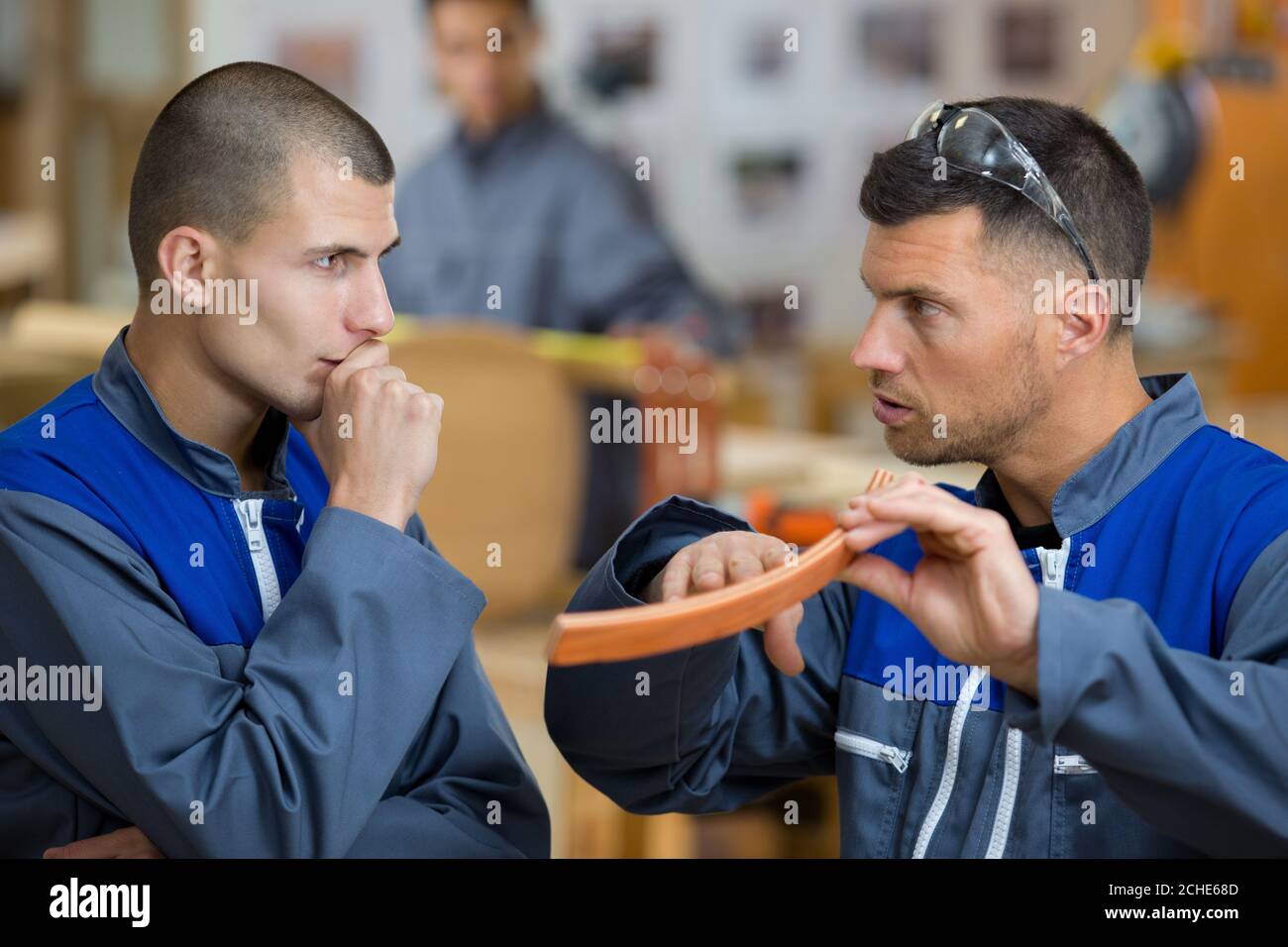 il giovane impara dal maestro liutaio Foto Stock