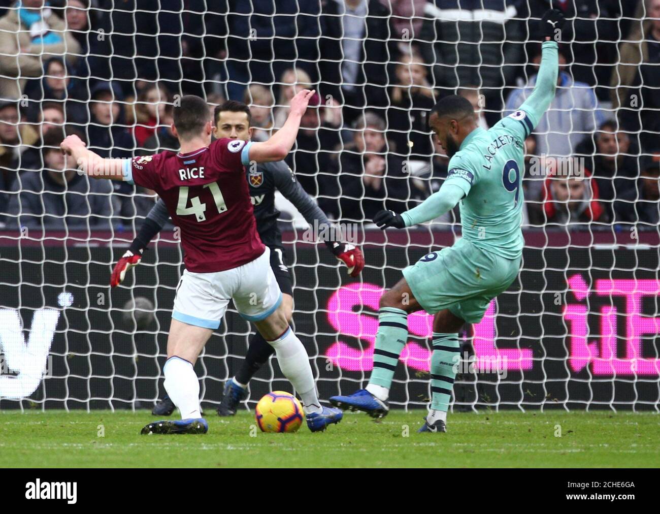 West Ham United's Declan Rice (a sinistra) difende la palla contro Alexandre Lacazette dell'Arsenal durante la partita della Premier League allo stadio di Londra. Foto Stock