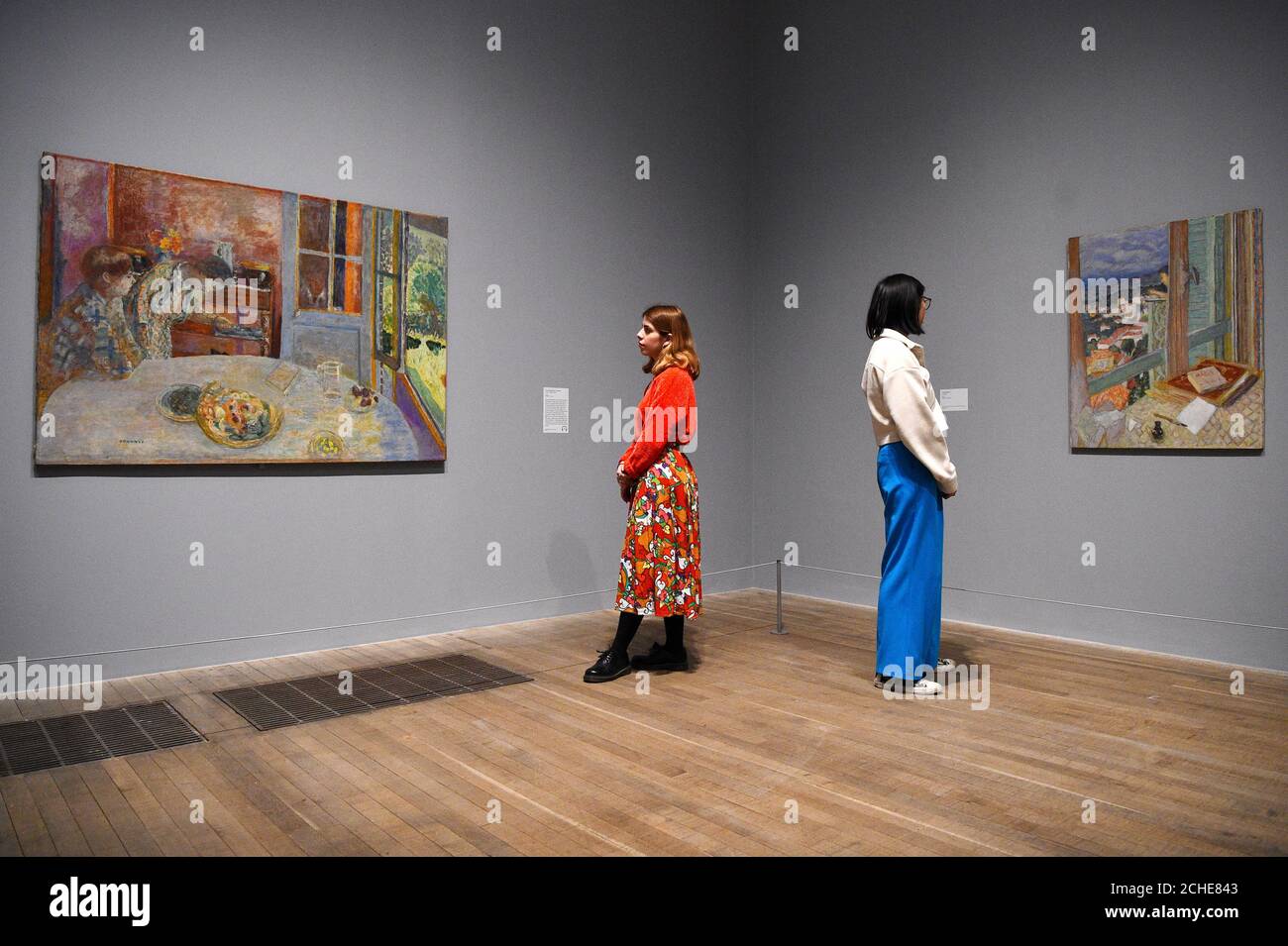 Gli assistenti della Galleria guardano la Sala da pranzo, Vernon (a sinistra) e la finestra (a destra), durante un'anteprima stampa di Pierre Bonnard: Il colore della memoria, al Tate Modern di Londra. Foto Stock