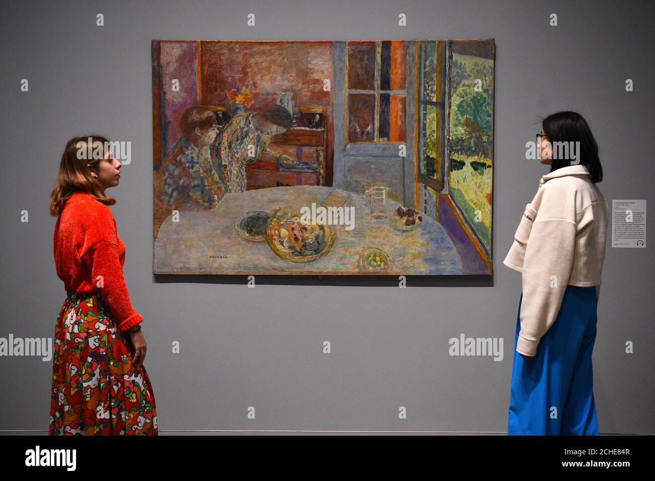 Gli assistenti della Galleria guardano alla Sala da pranzo, Vernon, durante un'anteprima stampa di Pierre Bonnard: Il colore della memoria, al Tate Modern di Londra. Foto Stock