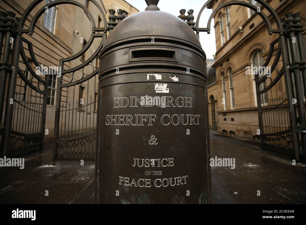 Una veduta della corte dello sceriffo di Edimburgo, dove l'ex primo ministro scozzese Alex Salmond dovrebbe comparire più tardi giovedì dopo essere stato arrestato e accusato dalla polizia. Foto Stock