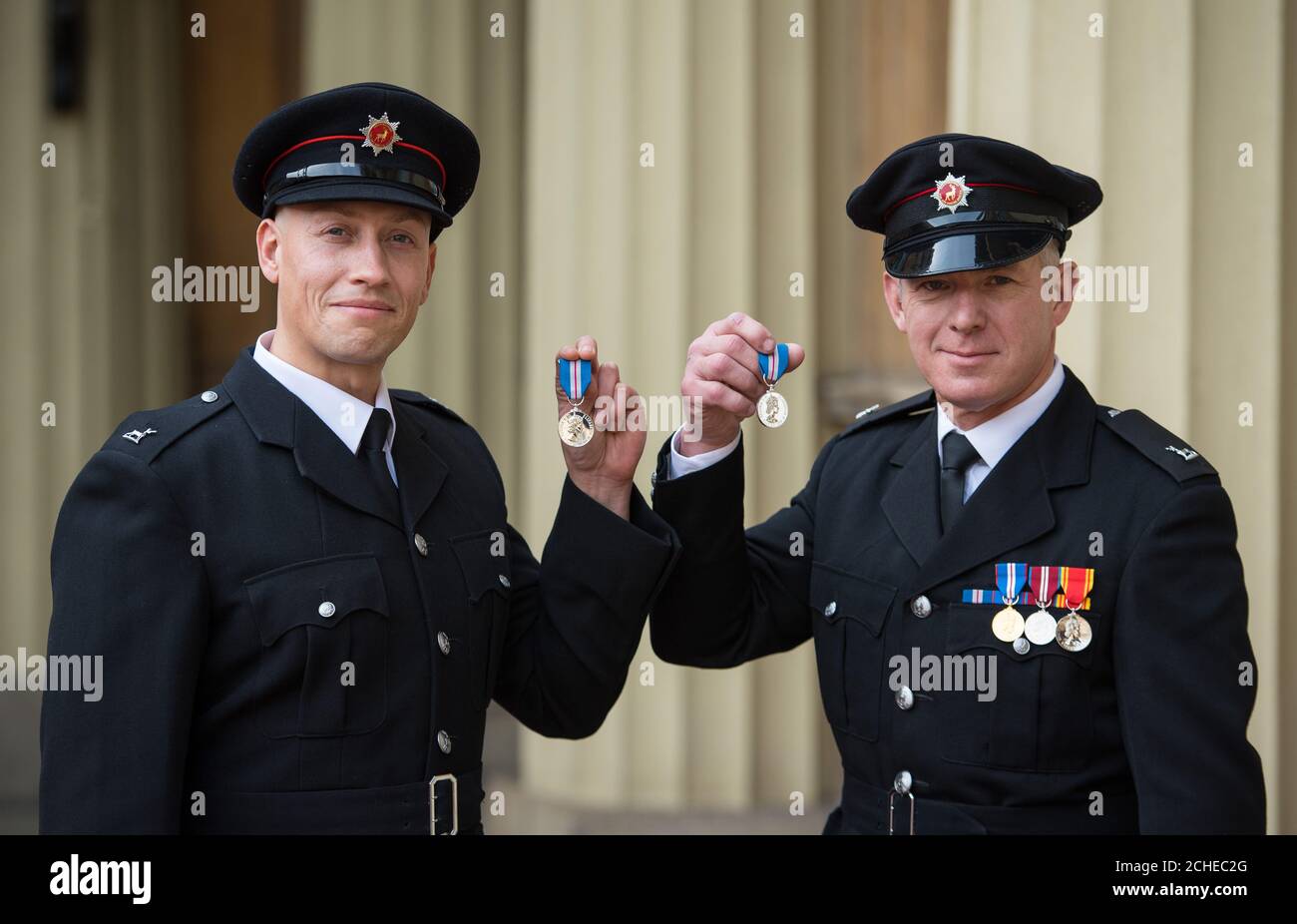 I vigili del fuoco Wayne Ansell (a sinistra) e Simon Best dopo aver ricevuto la medaglia di gallantry del Queens in una cerimonia di investitura a Buckingham Palace, Londra. Foto Stock